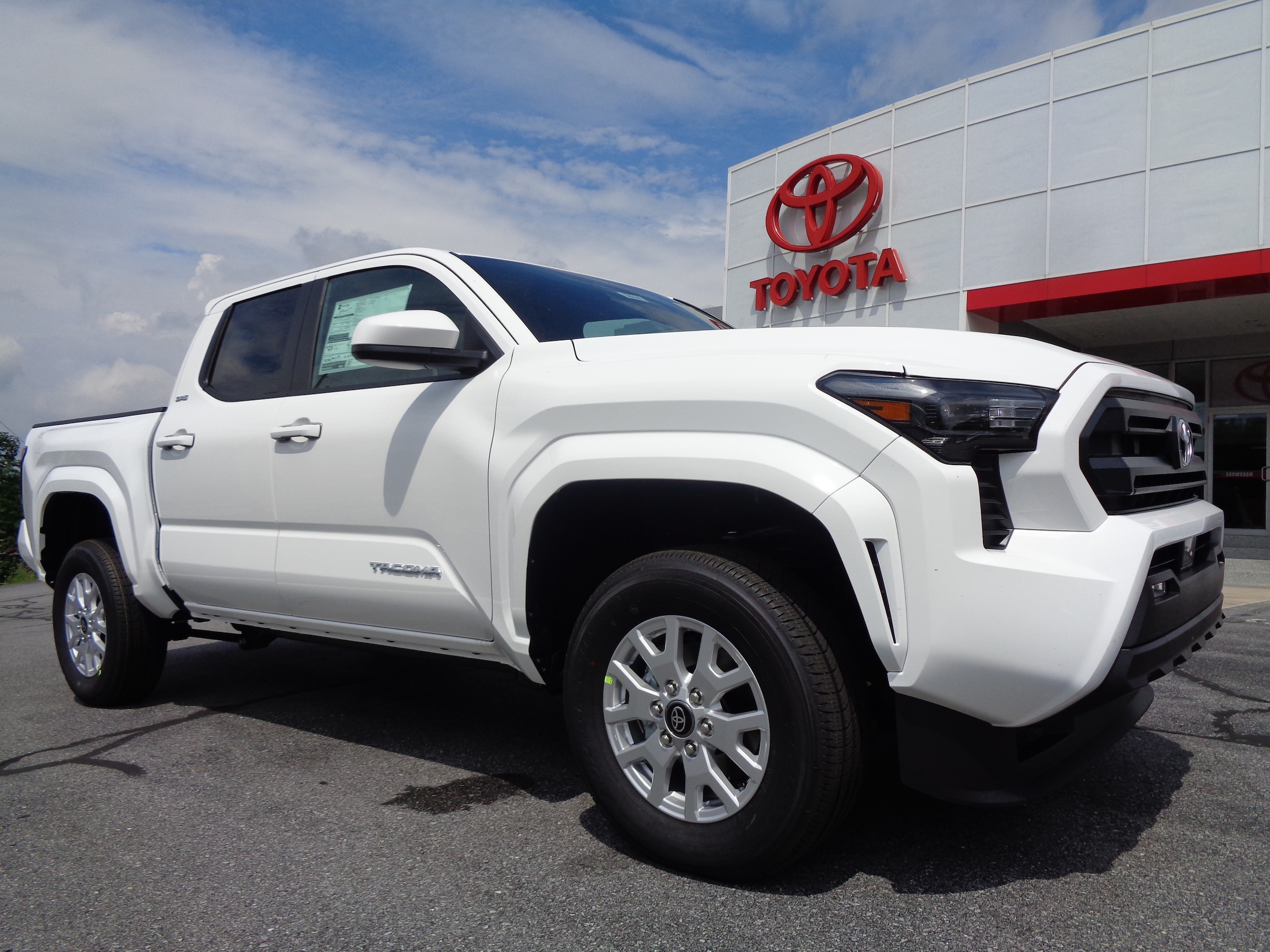 2025 Toyota Tacoma SR5's photo