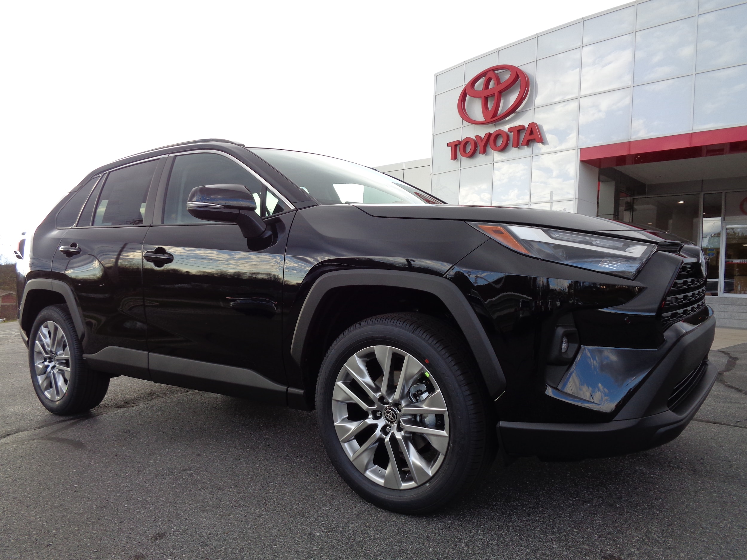 2025 Toyota RAV4 XLE Premium's photo