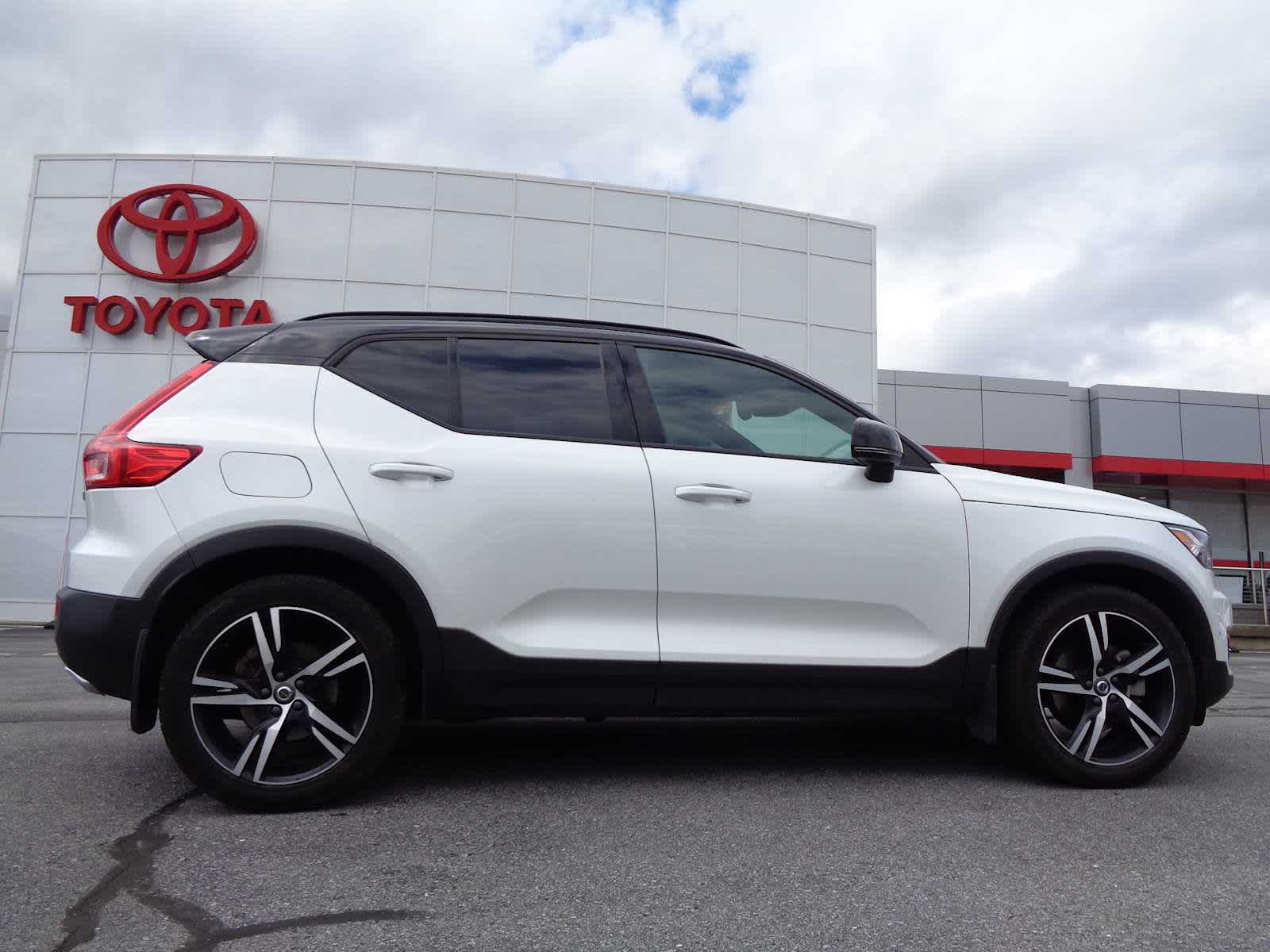 Used 2019 Volvo XC40 R-Design with VIN YV4162UM2K2057042 for sale in Johnstown, PA