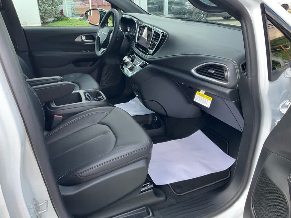 2026 Chrysler Pacifica Select - Photo 22