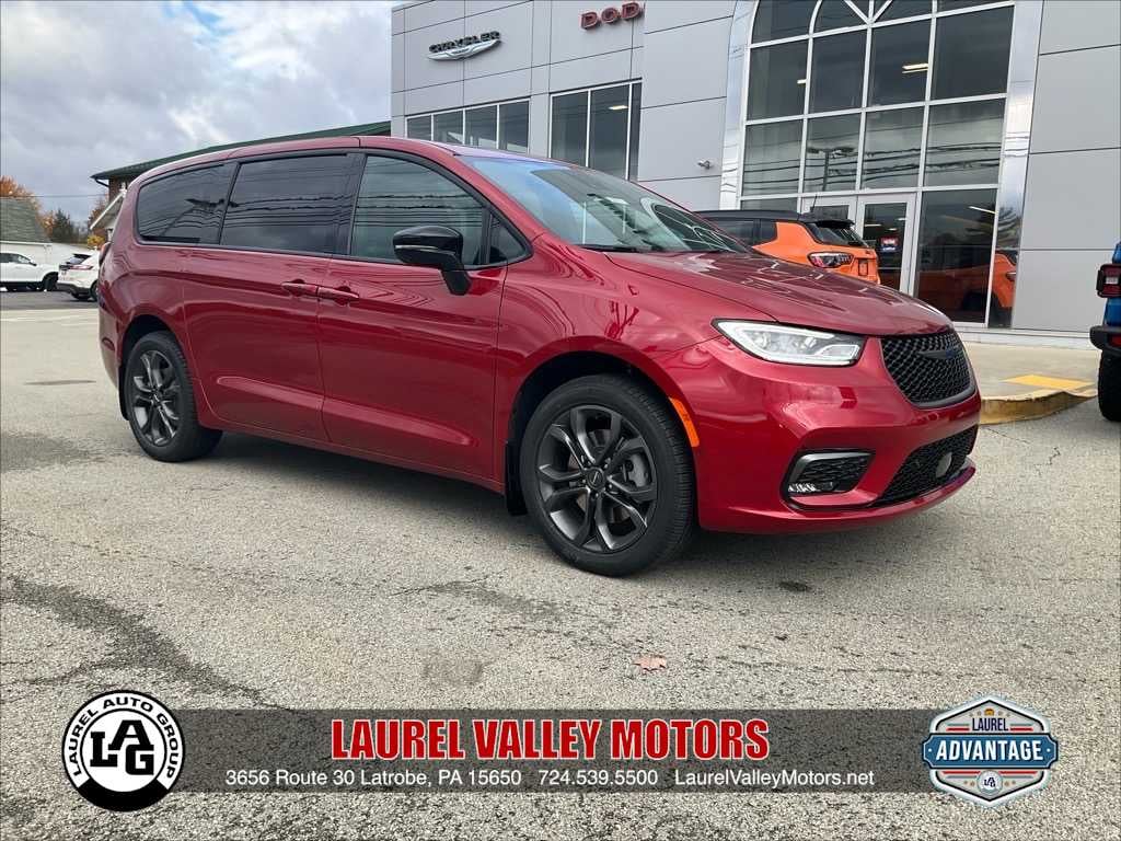 New 2026 Chrysler Pacifica SELECT AWD Passenger Van