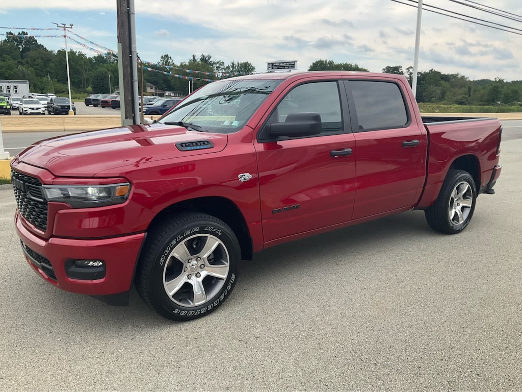 New 2026 Ram 1500 EXPRESS CREW CAB 4X4 5'7 BOX Pickup