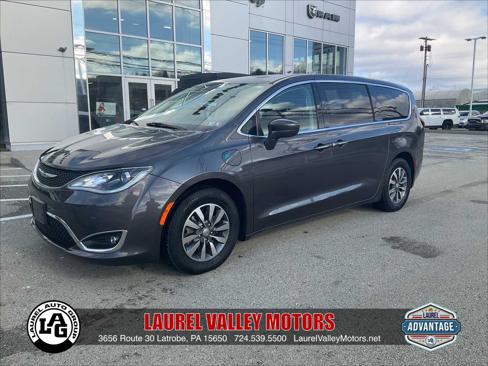 2020 Chrysler Pacifica Hybrid Touring's photo