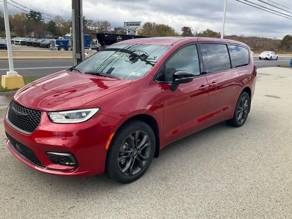 New 2026 Chrysler Pacifica SELECT AWD Passenger Van