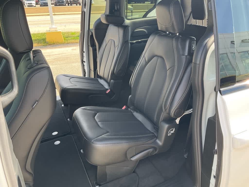2026 Chrysler Pacifica Select - Photo 16