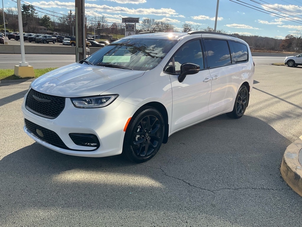 New 2026 Chrysler Pacifica SELECT Passenger Van