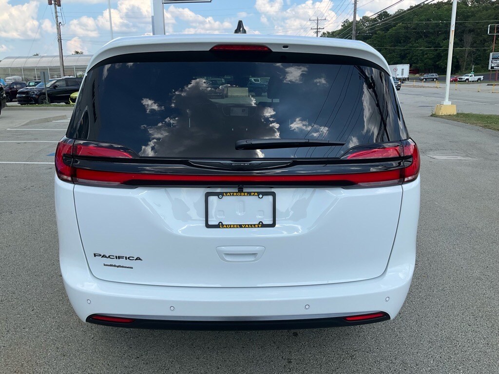 2026 Chrysler Pacifica photo 2