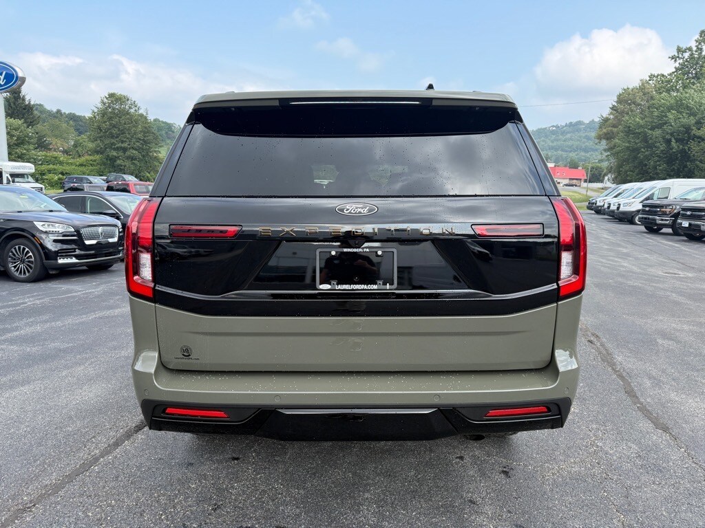 2025 Ford Expedition photo 2