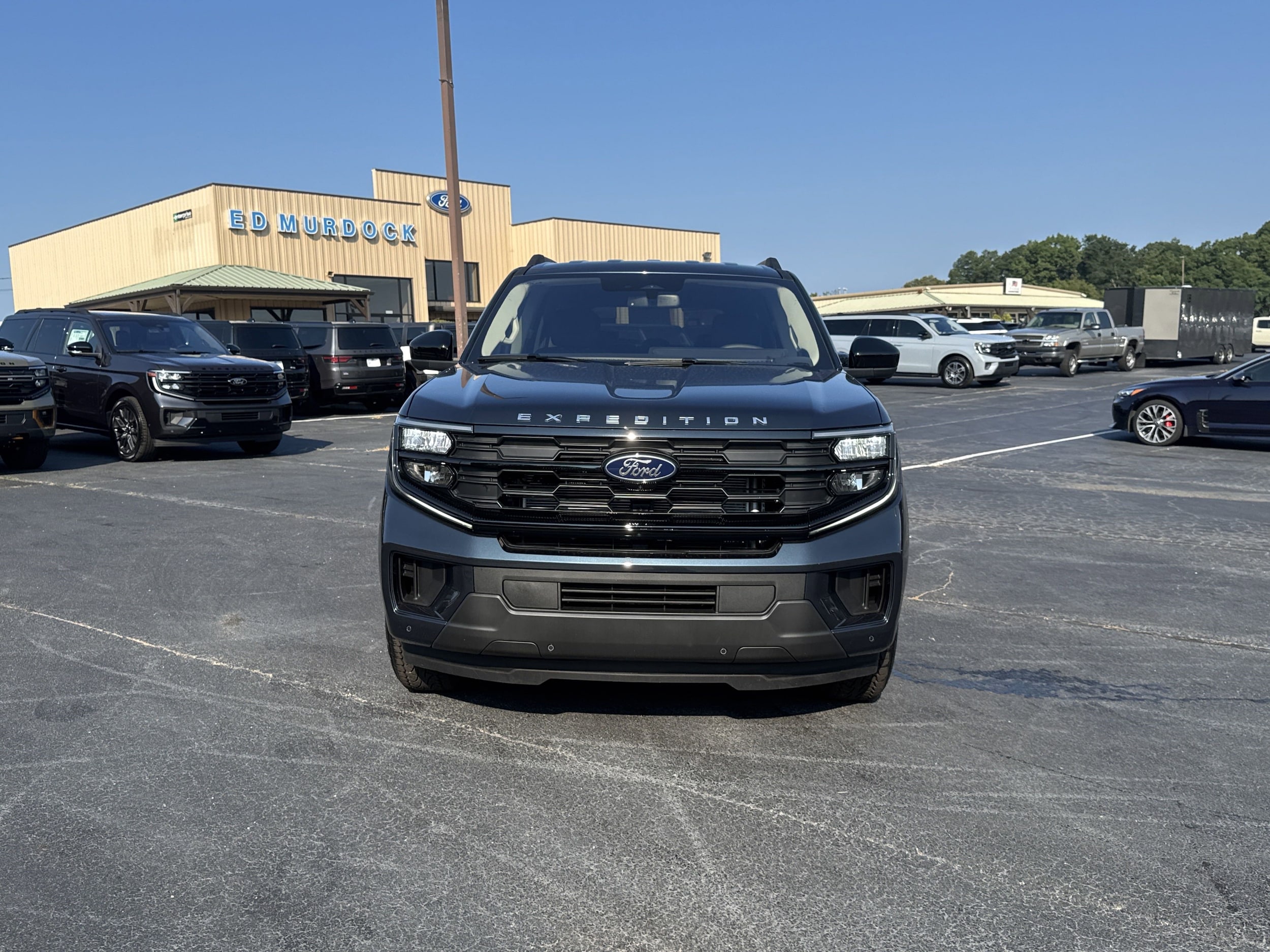 2025 Ford Expedition photo 3