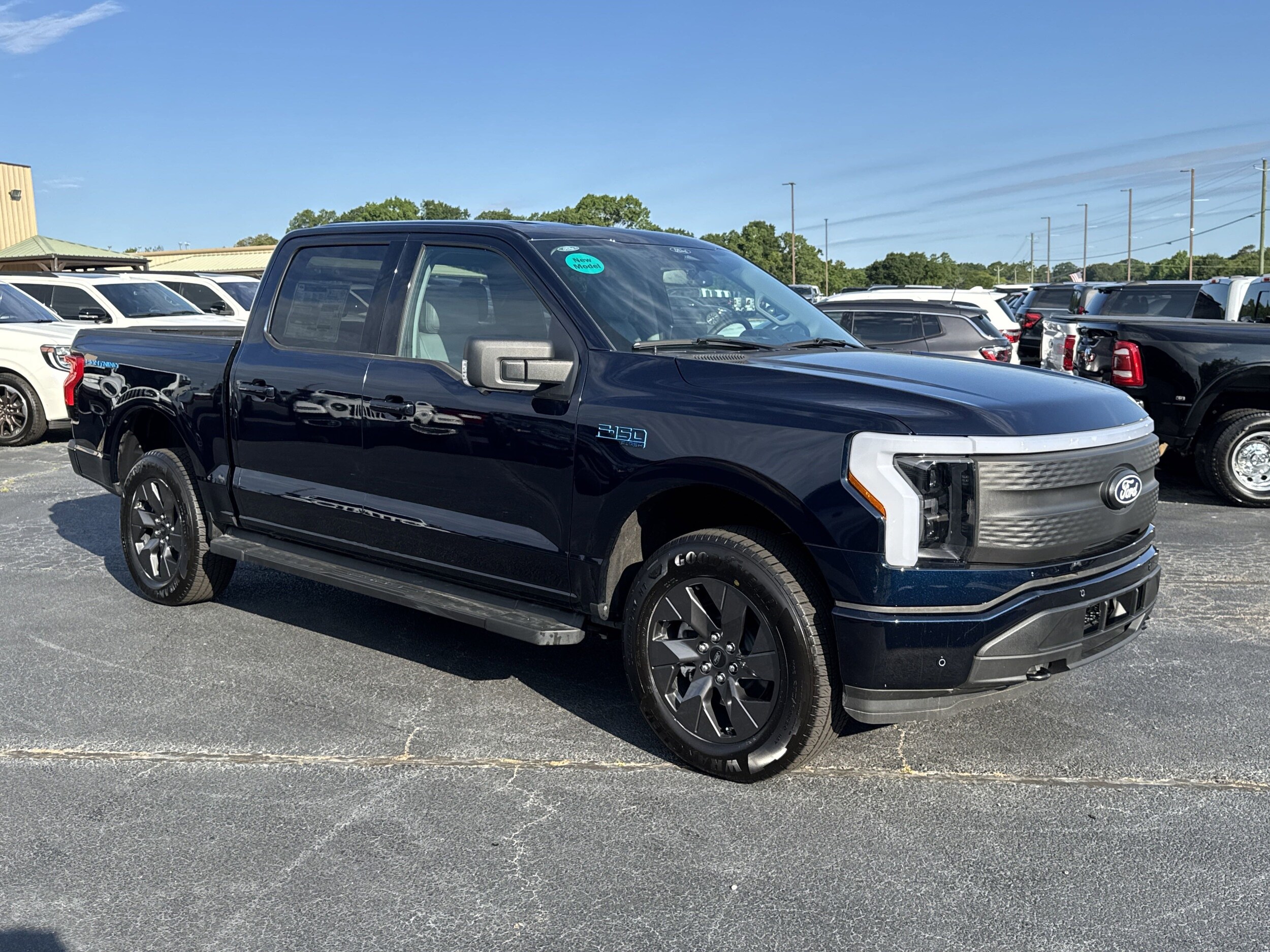 2025 Ford F-150 Lightning photo 4