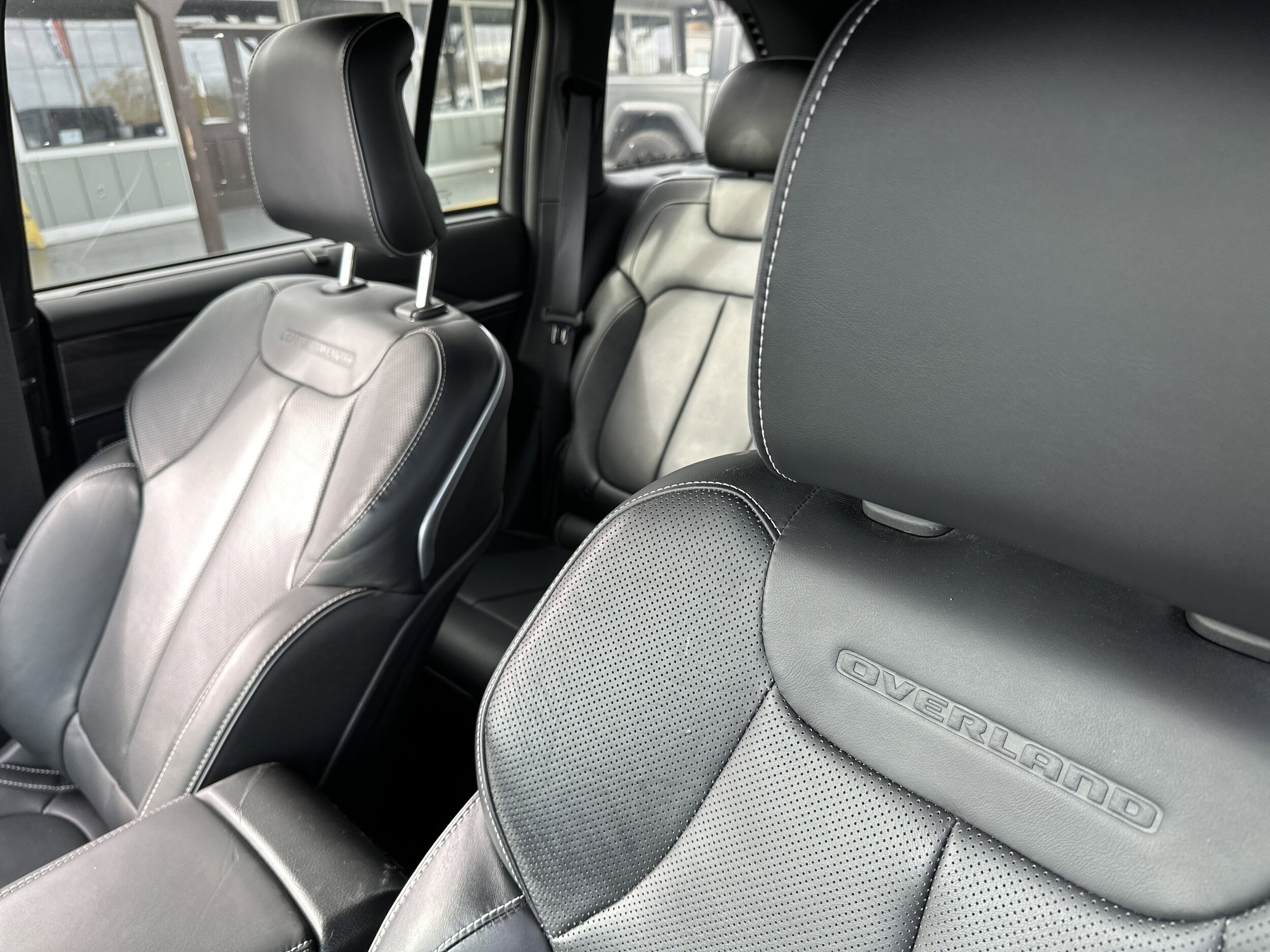 2024 Jeep Grand Cherokee Overland photo 2