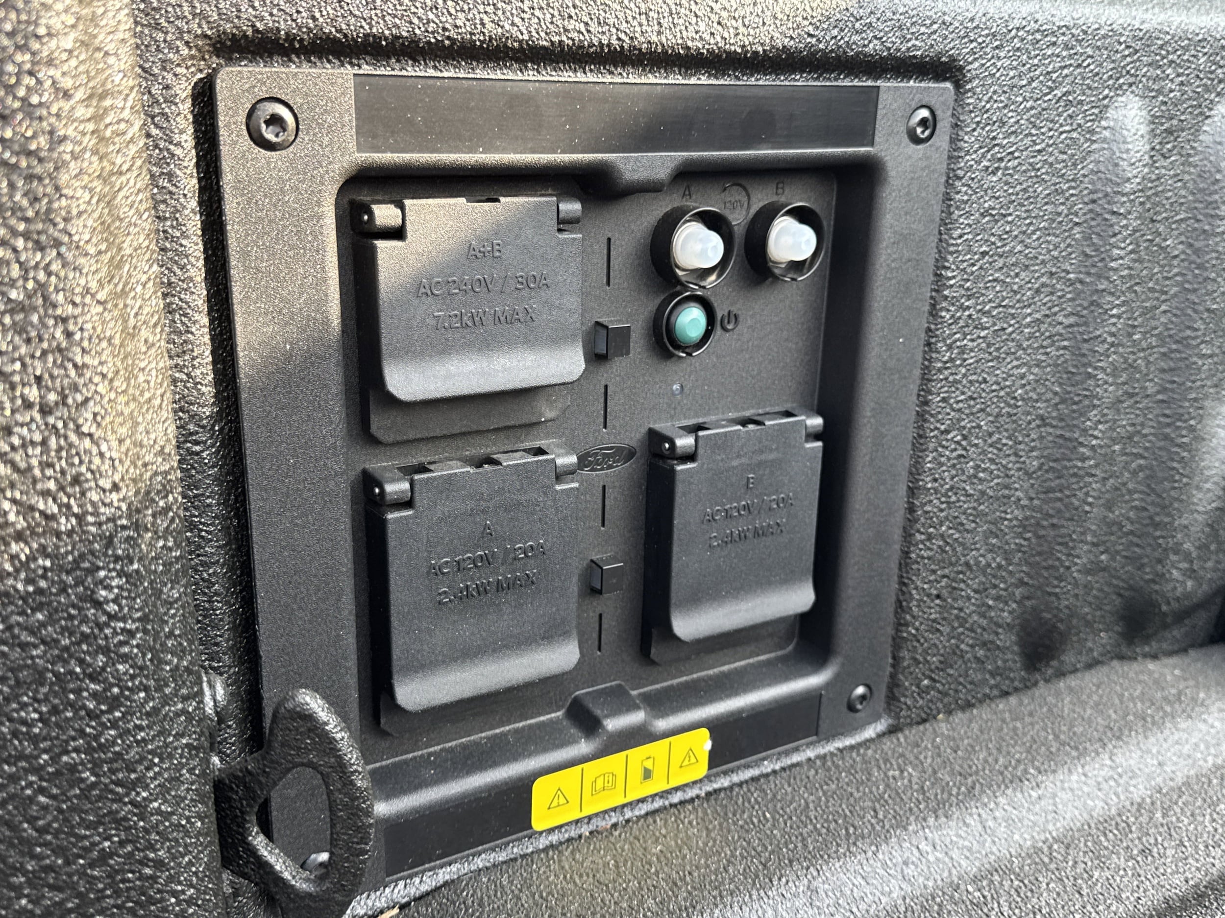 2025 Ford F-150 Lightning Flash - Photo 21