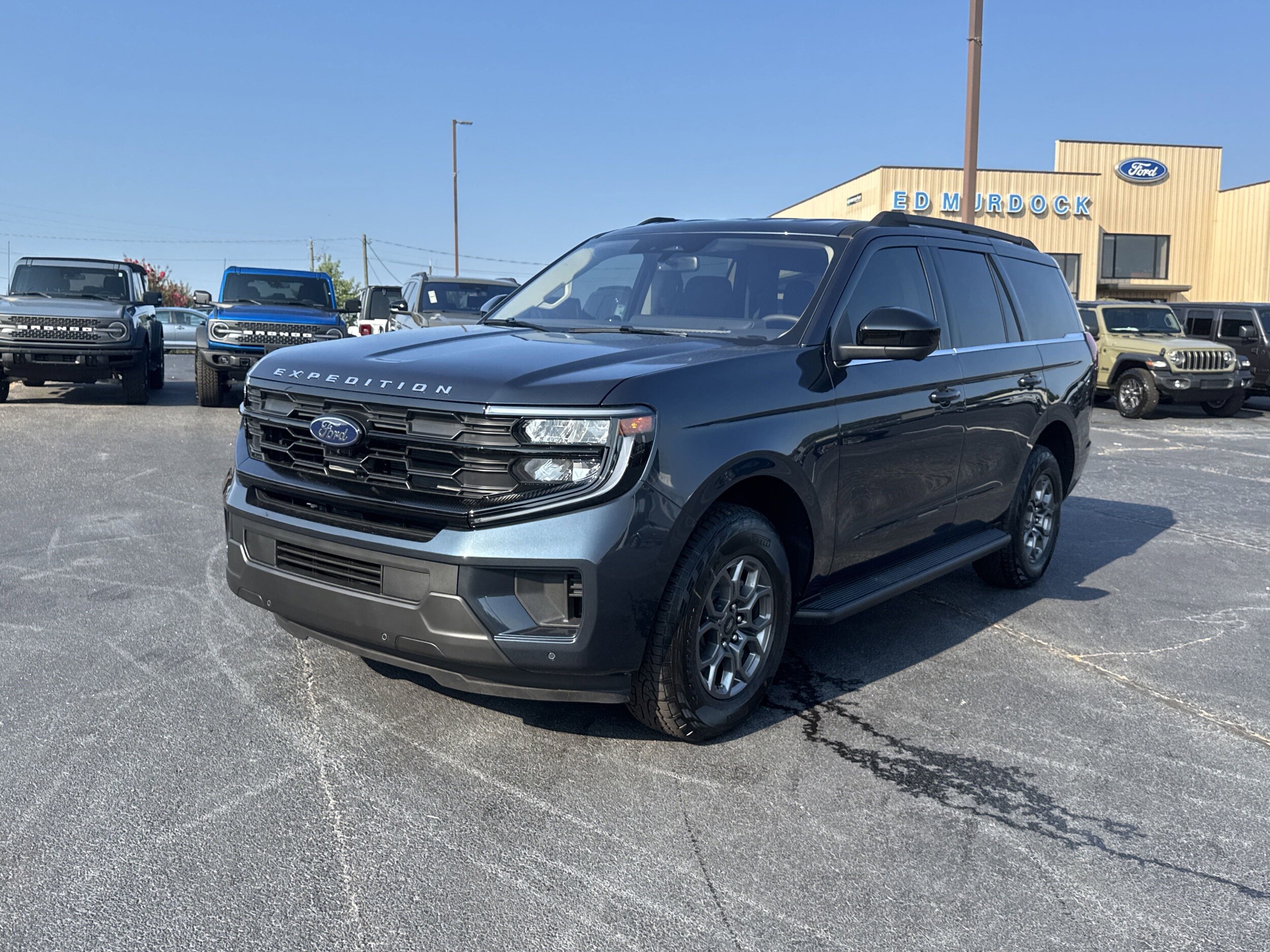 2025 Ford Expedition photo 2