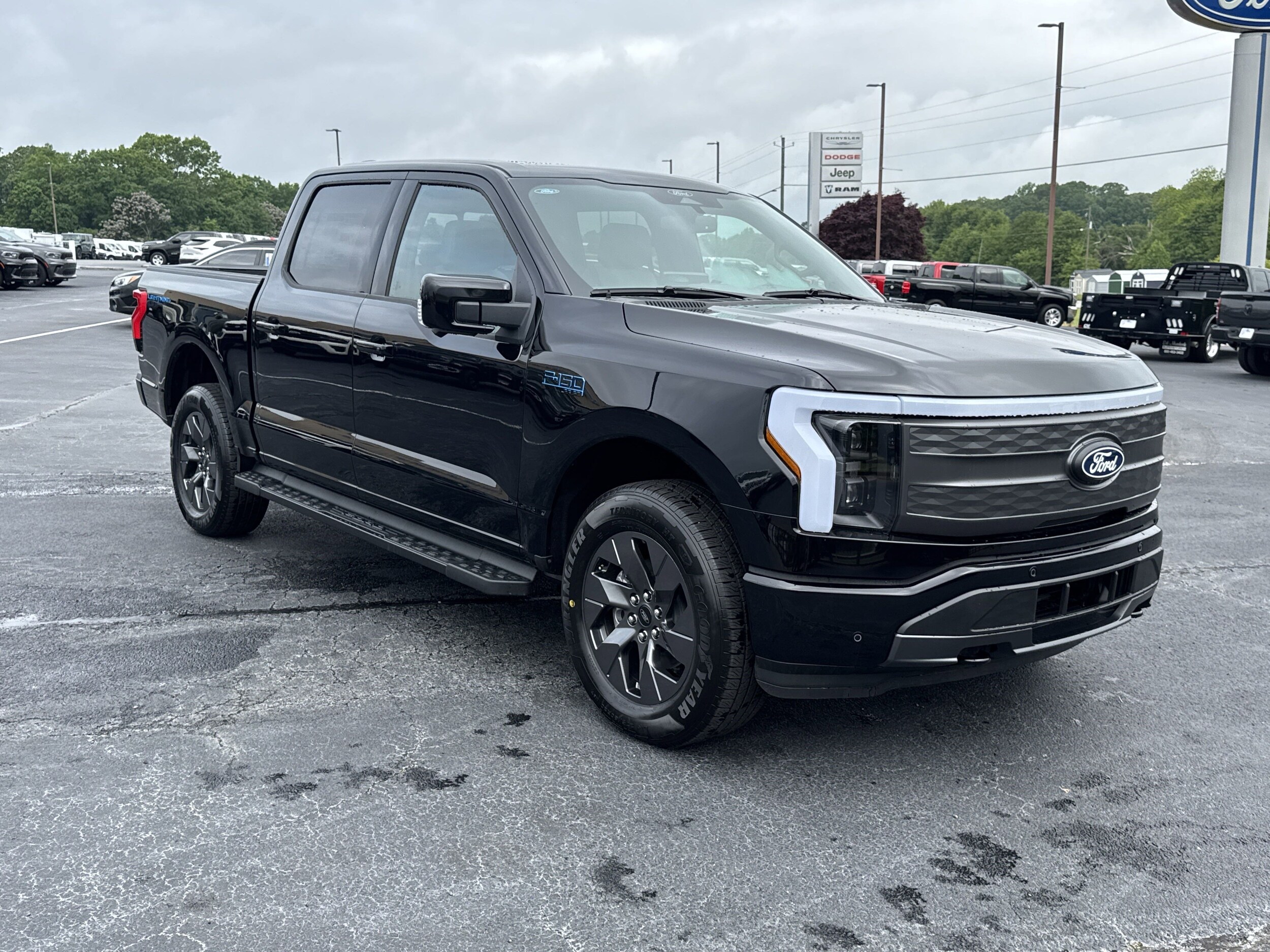 2025 Ford F-150 Lightning Lariat photo 4