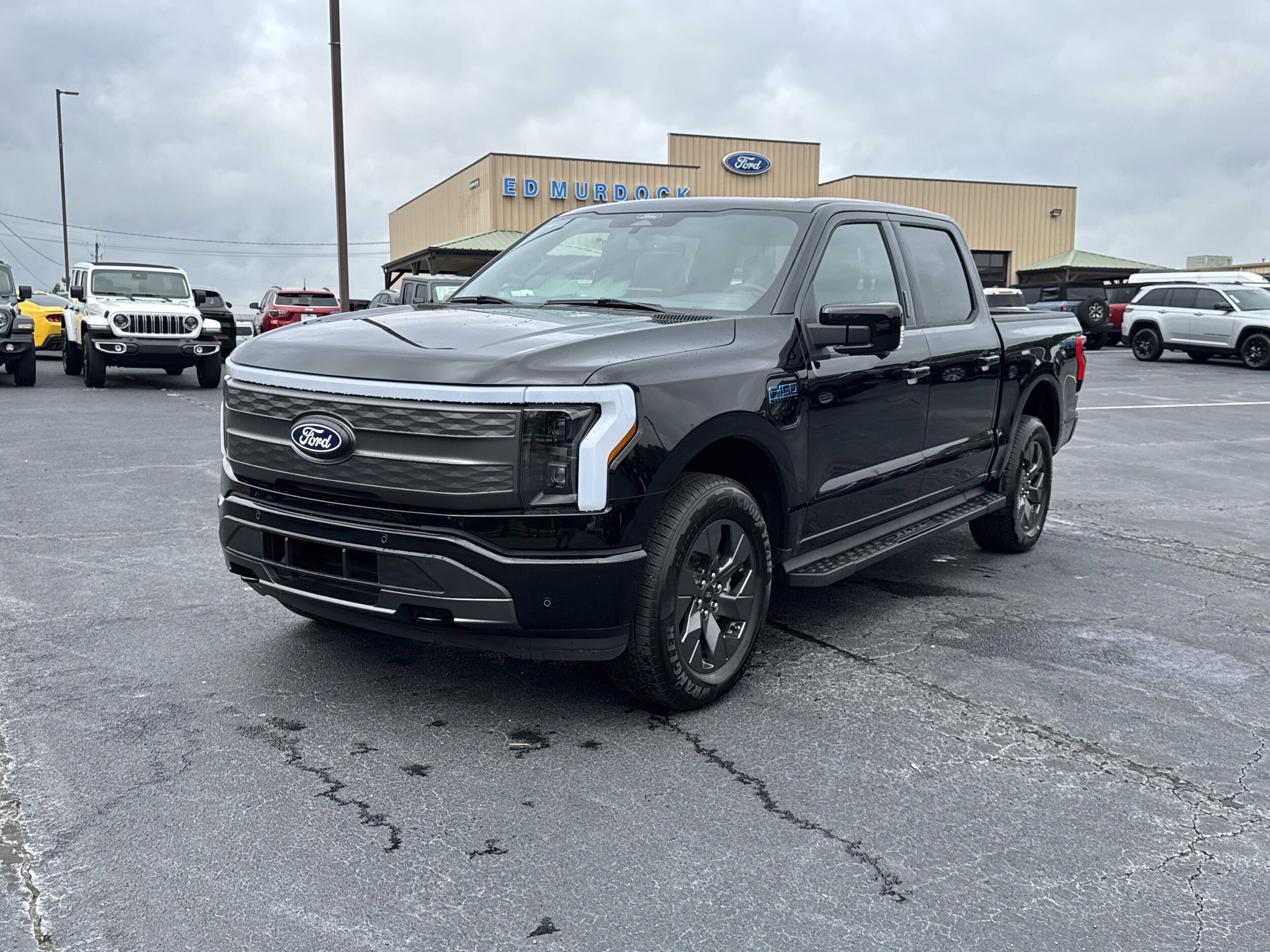 2025 Ford F-150 Lightning Lariat photo 2