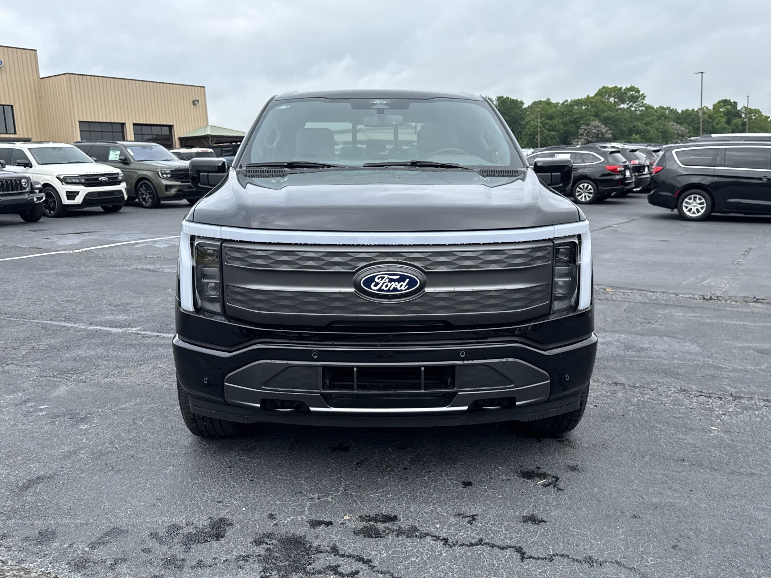 2025 Ford F-150 Lightning Lariat photo 3