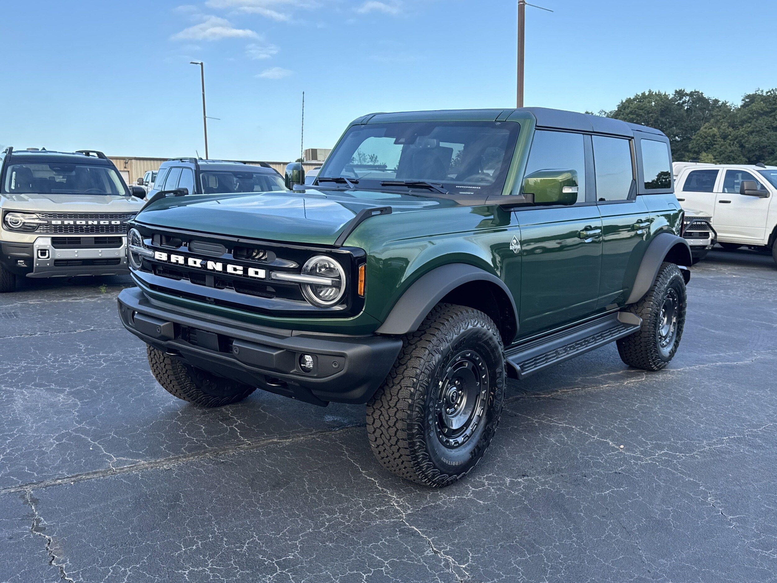 2025 Ford Bronco Outer Banks photo 2