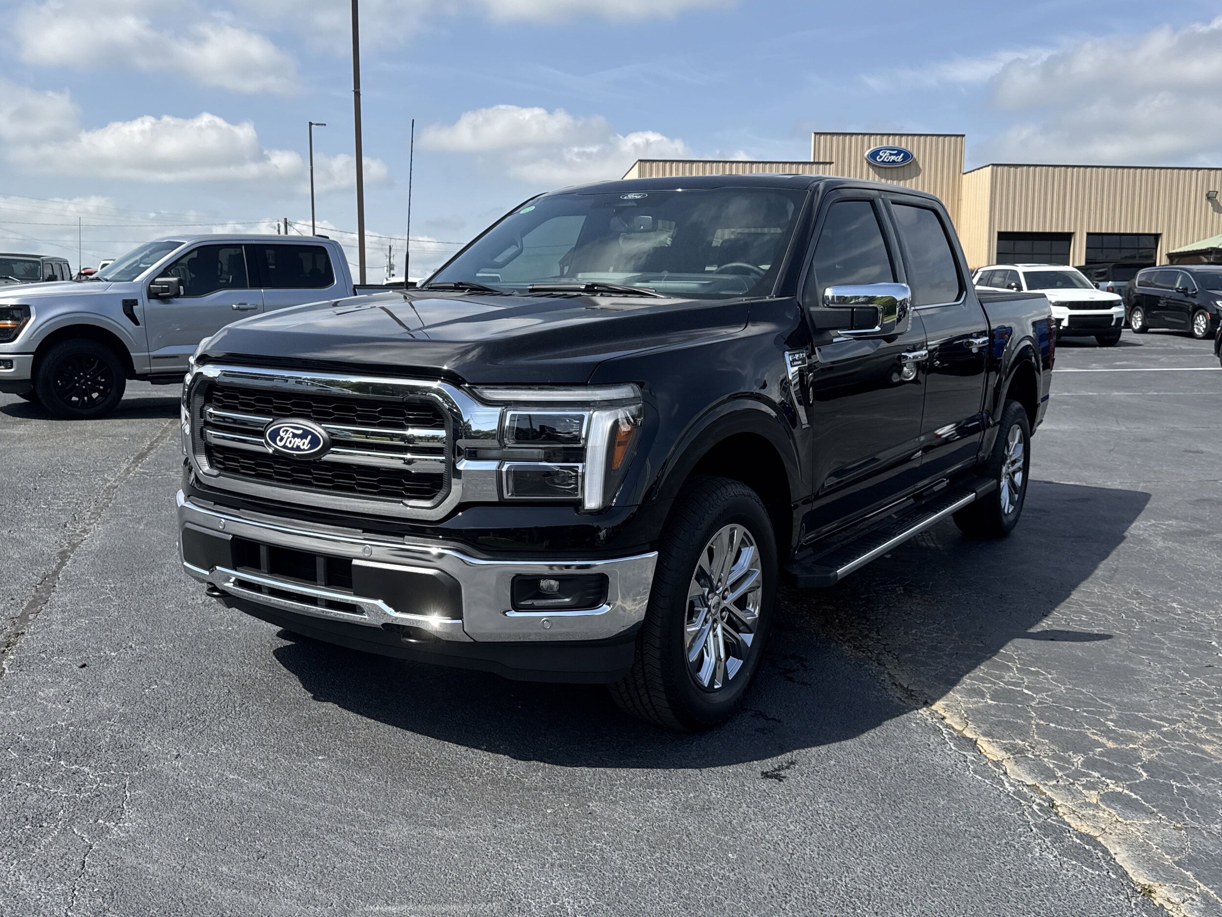 2025 Ford F-150 Lariat photo 2