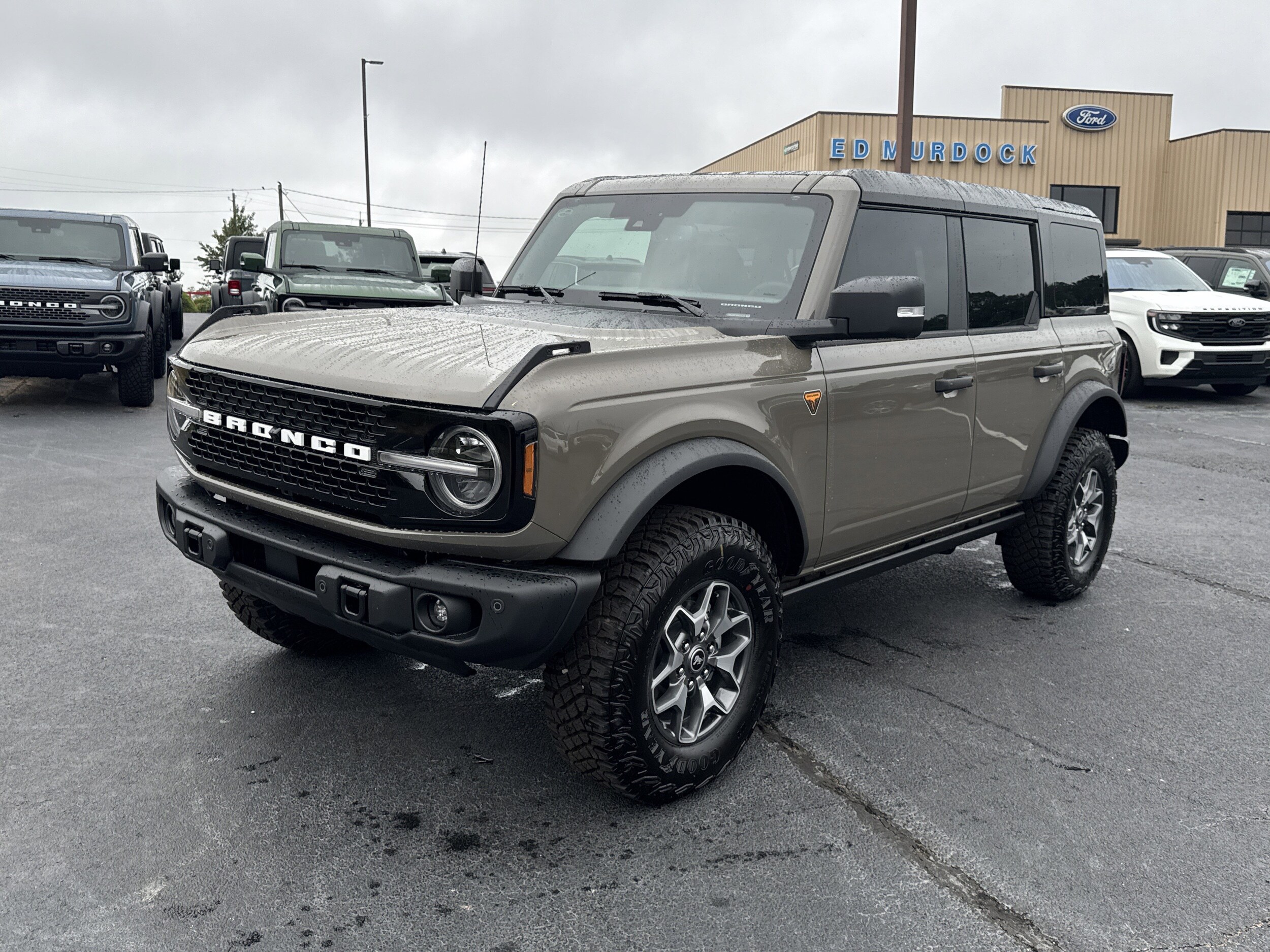 2025 Ford Bronco Badlands photo 2