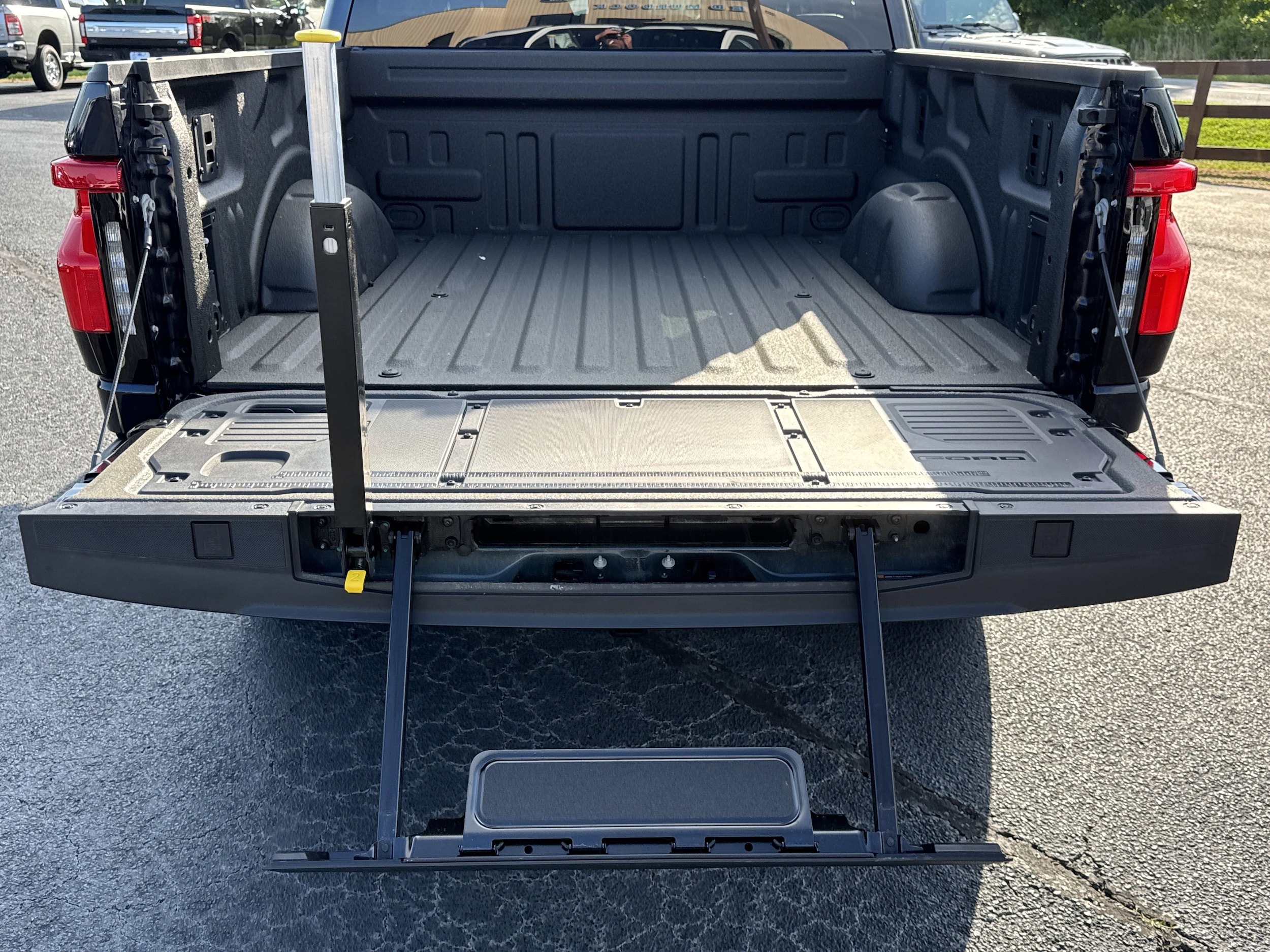 2025 Ford F-150 Lightning Flash - Photo 22
