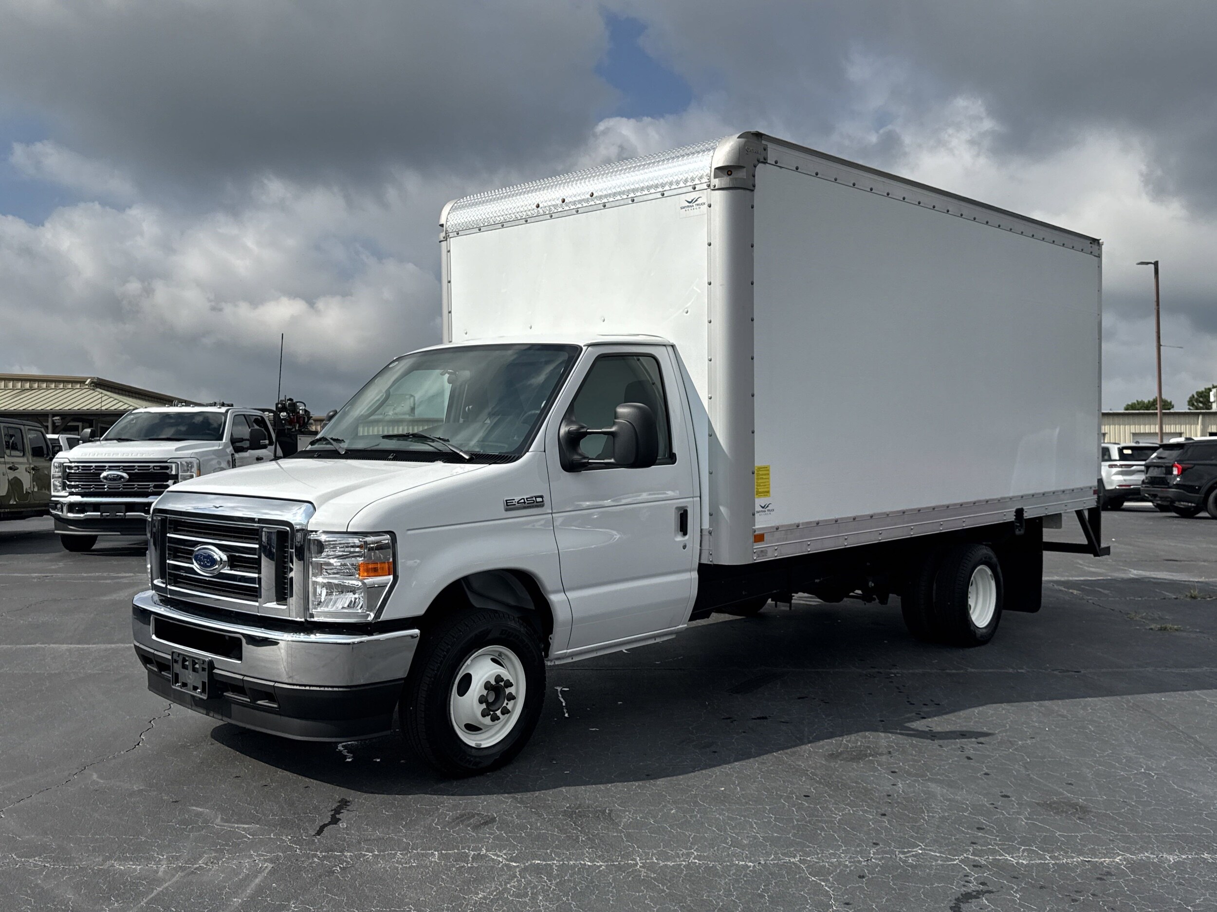 2025 Ford E-450 photo 2