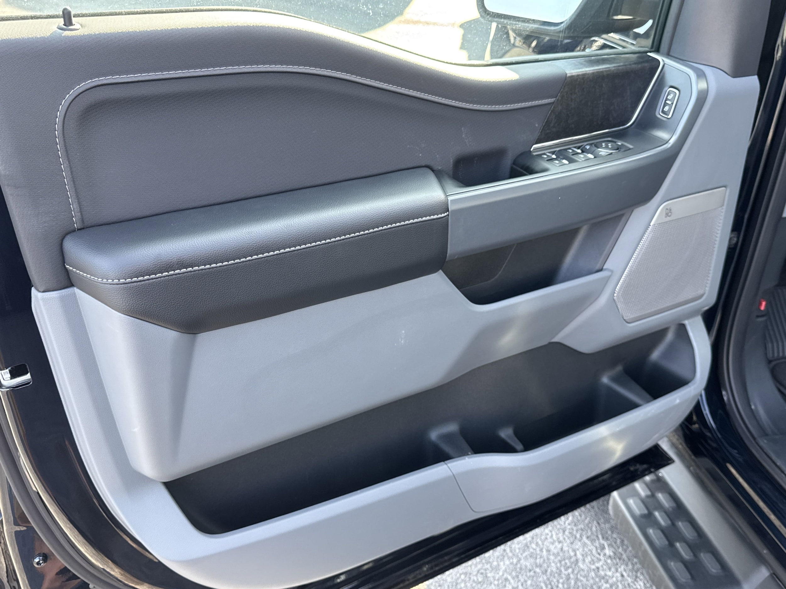 2025 Ford F-150 Lightning Flash - Photo 11