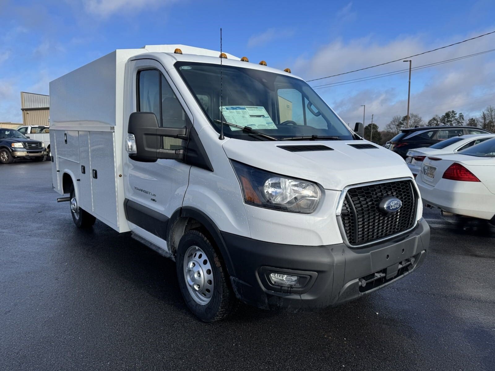 2024 Ford Transit Cutaway photo 2