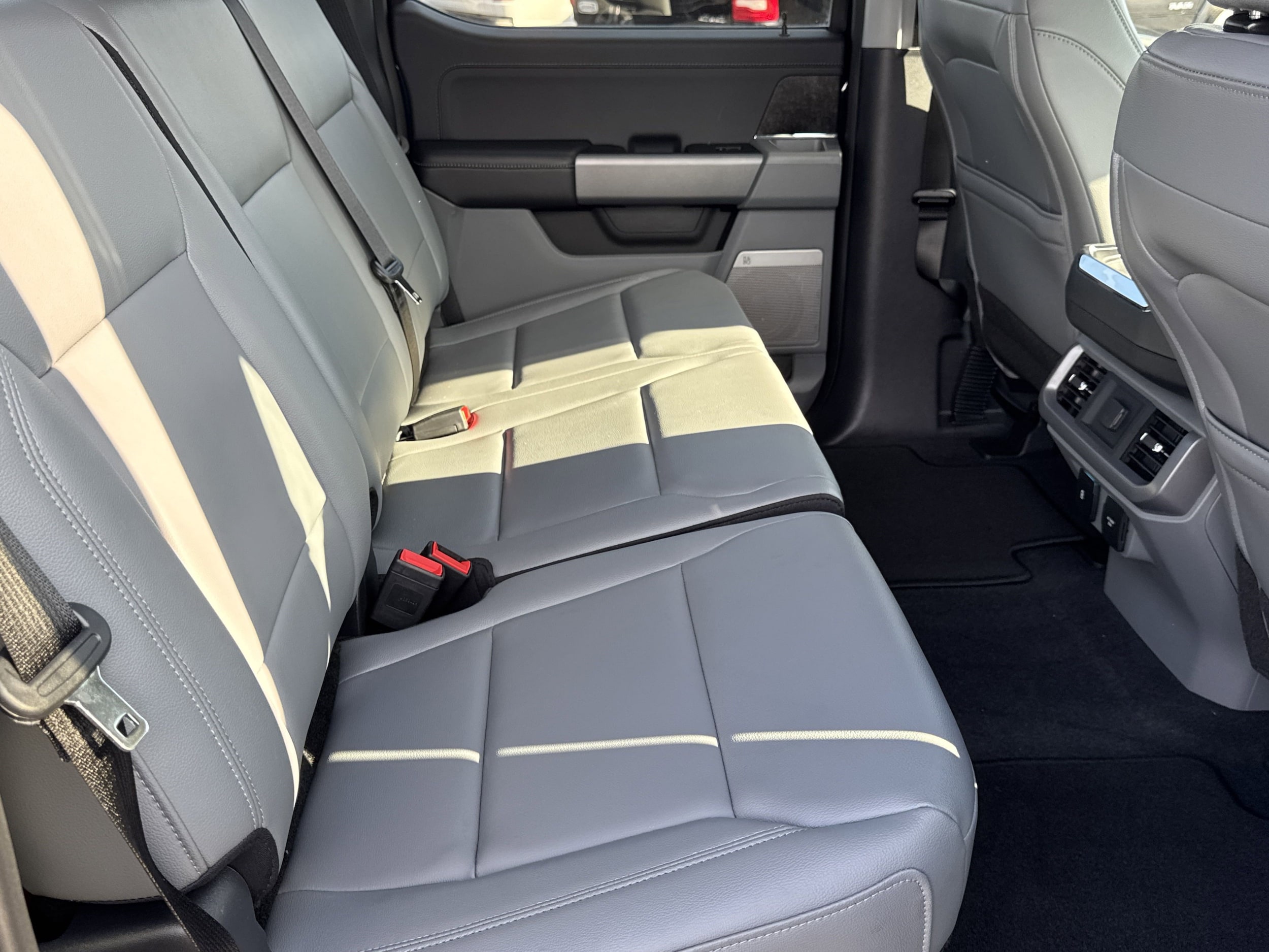 2025 Ford F-150 Lightning Flash - Photo 17