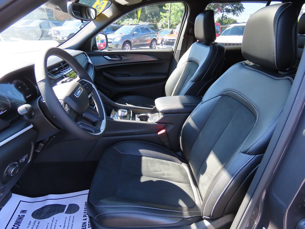 2024 Jeep Grand Cherokee Altitude photo 3
