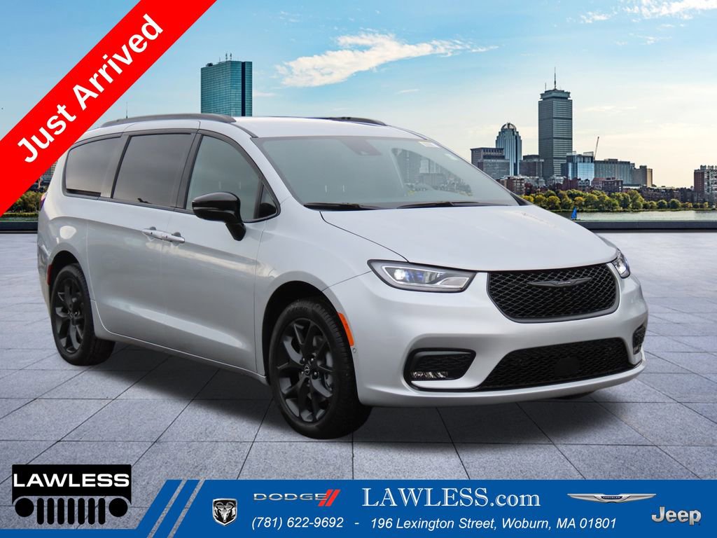 2026 Chrysler Pacifica Select's photo