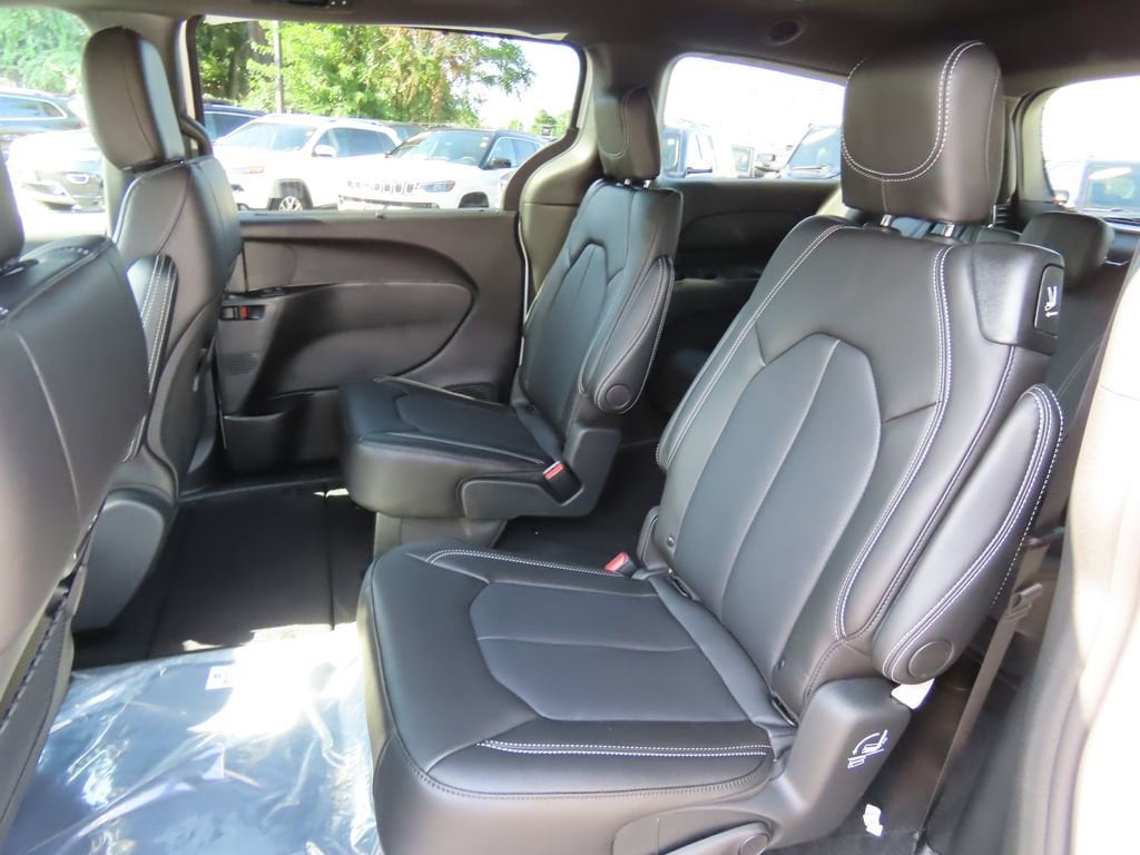 2026 Chrysler Pacifica Select - Photo 7