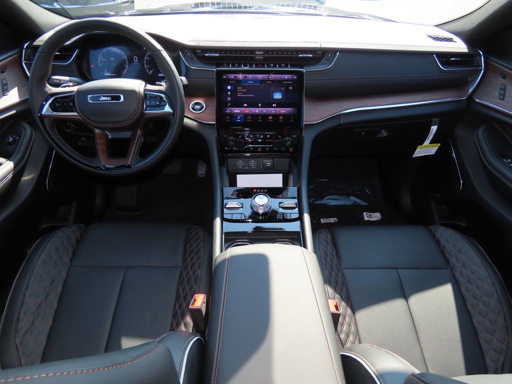 2025 Jeep Grand Cherokee Summit photo 2