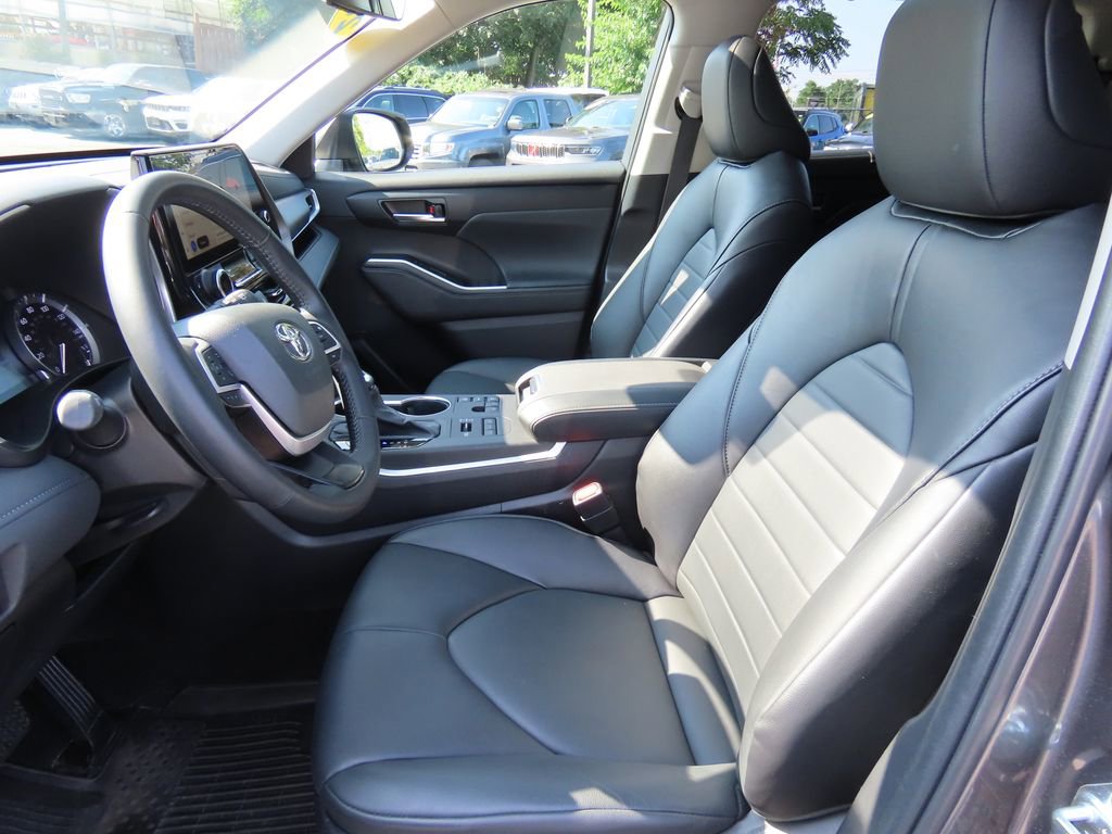 2023 Toyota Highlander L photo 4