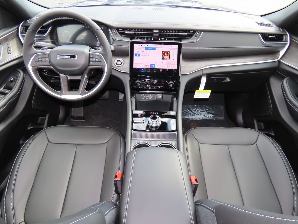 2025 Jeep Grand Cherokee Limited photo 2