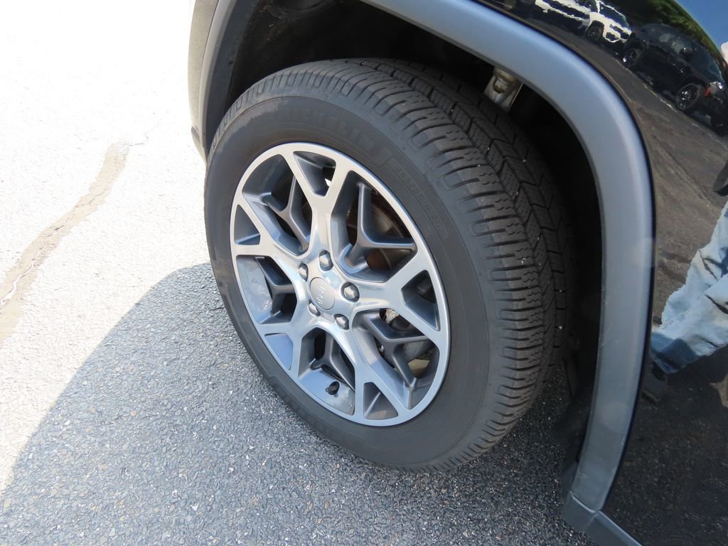 2019 Jeep Grand Cherokee Limited photo 2