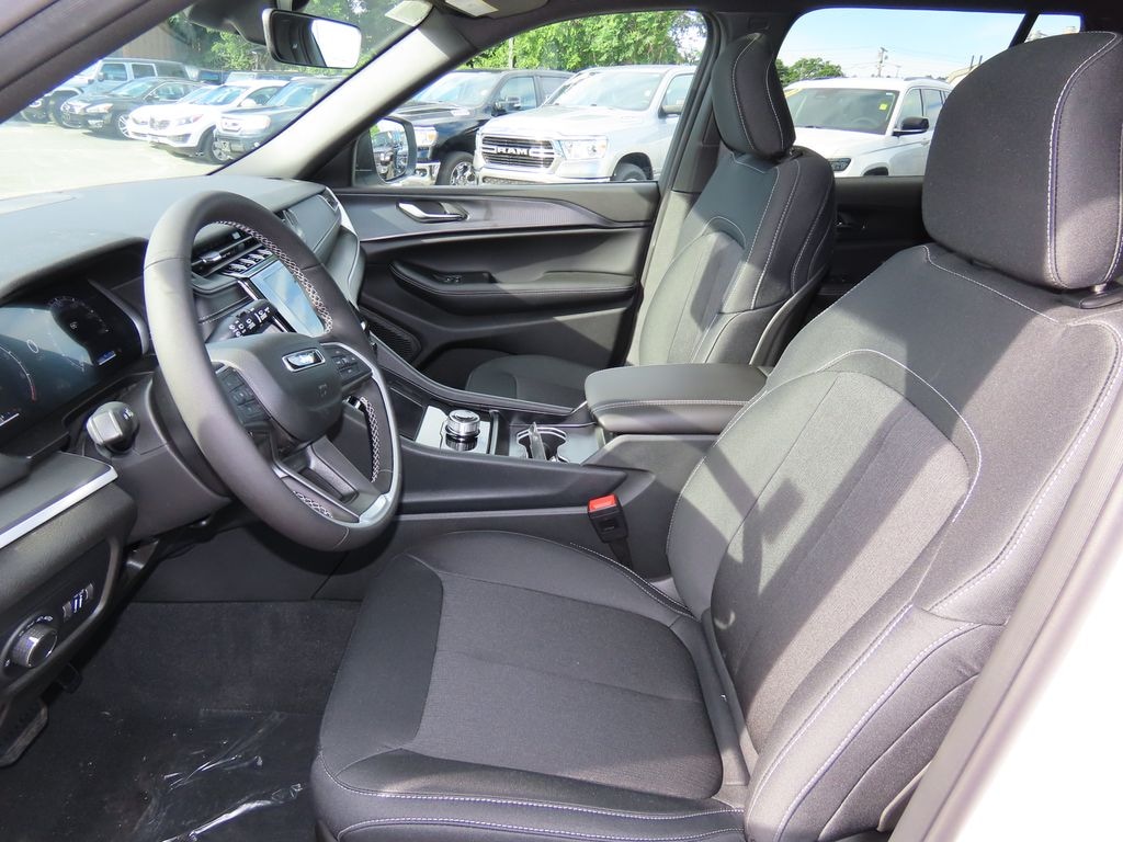 New 2026 Jeep Grand Cherokee LAREDO X 4X4 Sport Utility