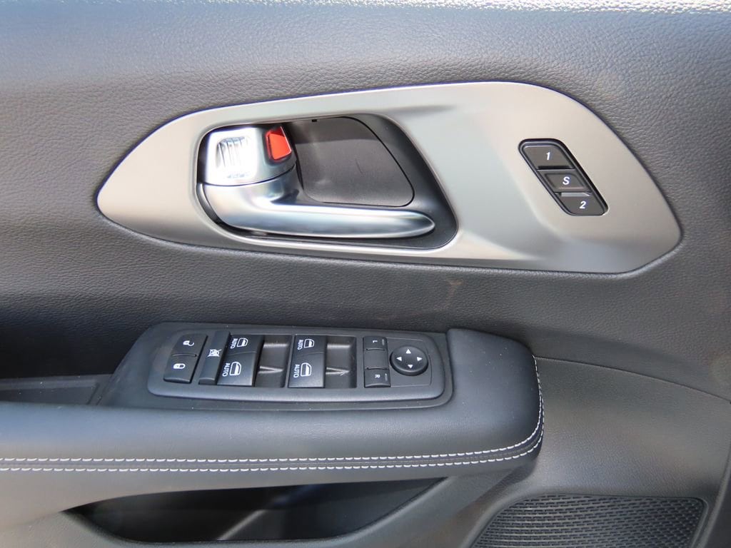 2026 Chrysler Pacifica Select - Photo 15