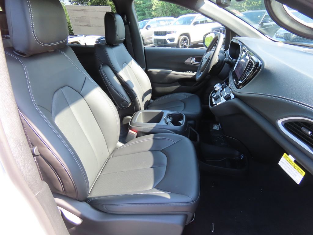 2026 Chrysler Pacifica Select - Photo 27