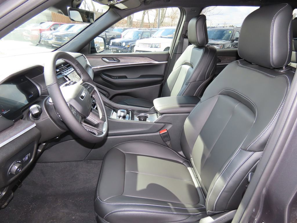 2025 Jeep Grand Cherokee Limited photo 4