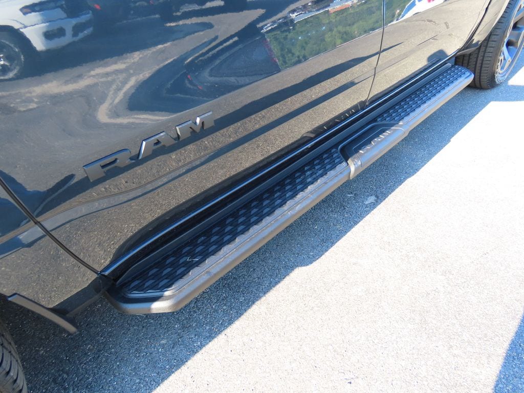 New 2026 Ram 1500 Express Crew Cab 4X4 5'7 BOX Pickup