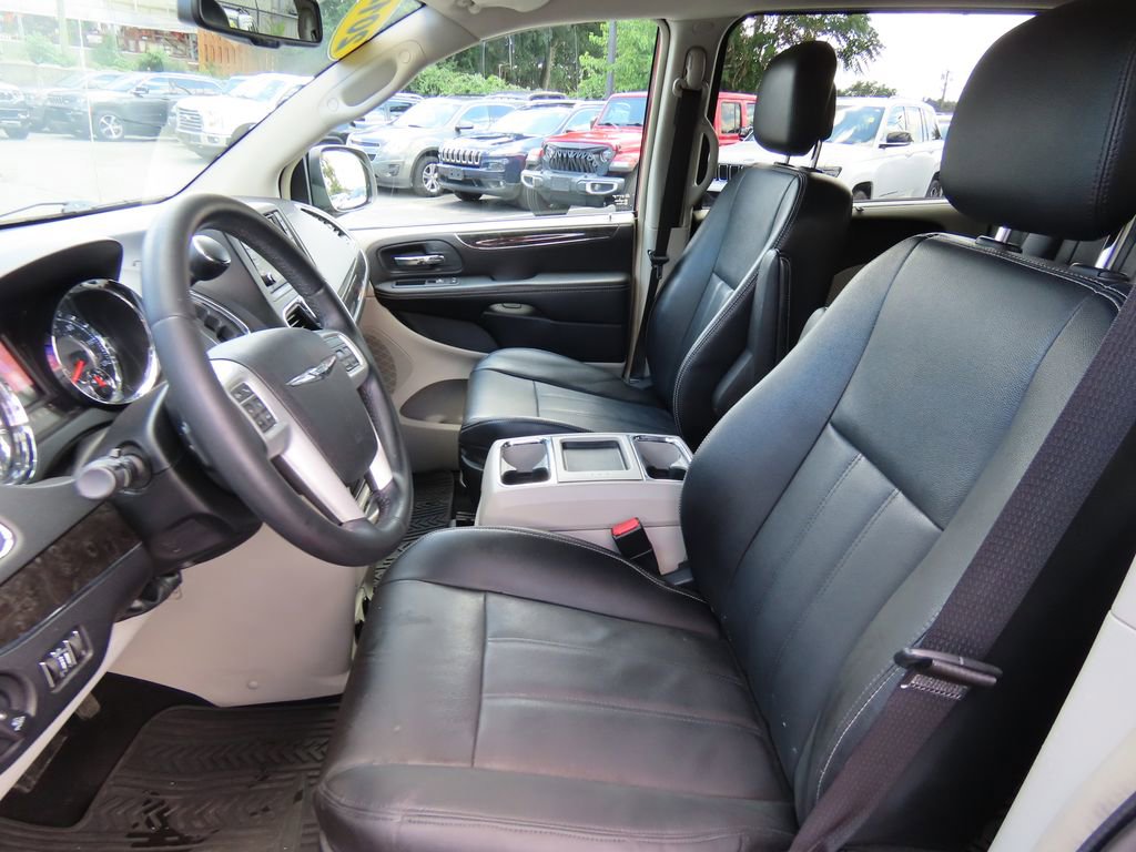 2014 Chrysler Town & Country Touring photo 4