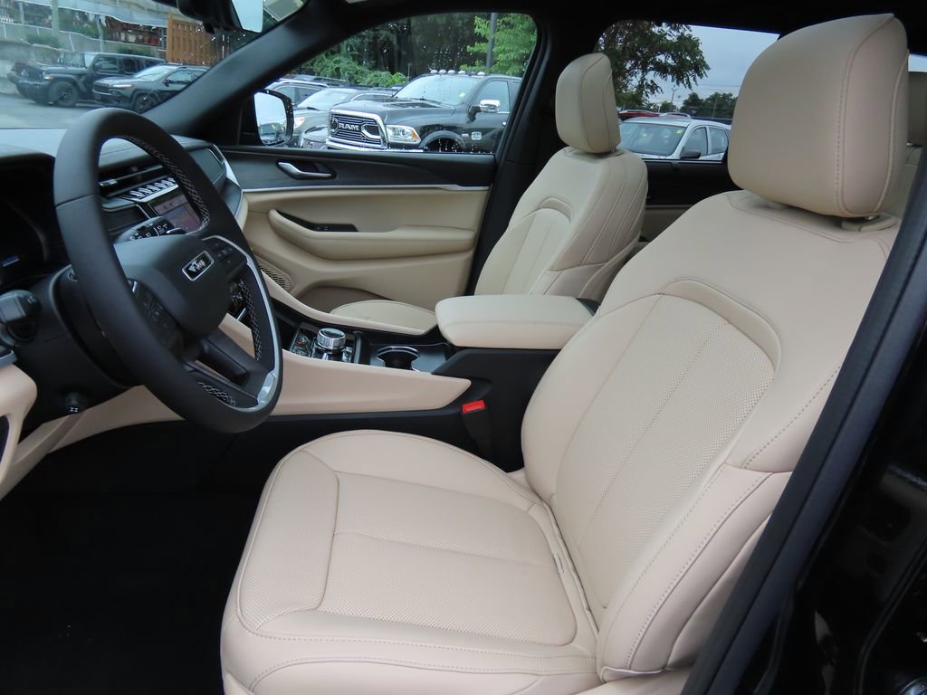 2025 Jeep Grand Cherokee Limited photo 3