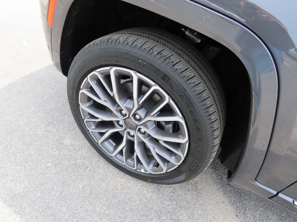 New 2026 Jeep Grand Cherokee L Summit Sport Utility