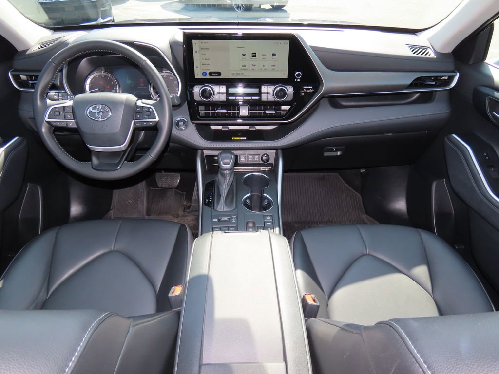 2023 Toyota Highlander L photo 2