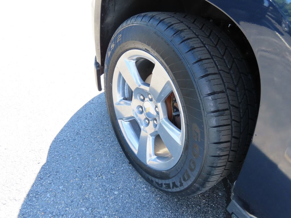 2018 Chevrolet Suburban Premier photo 2