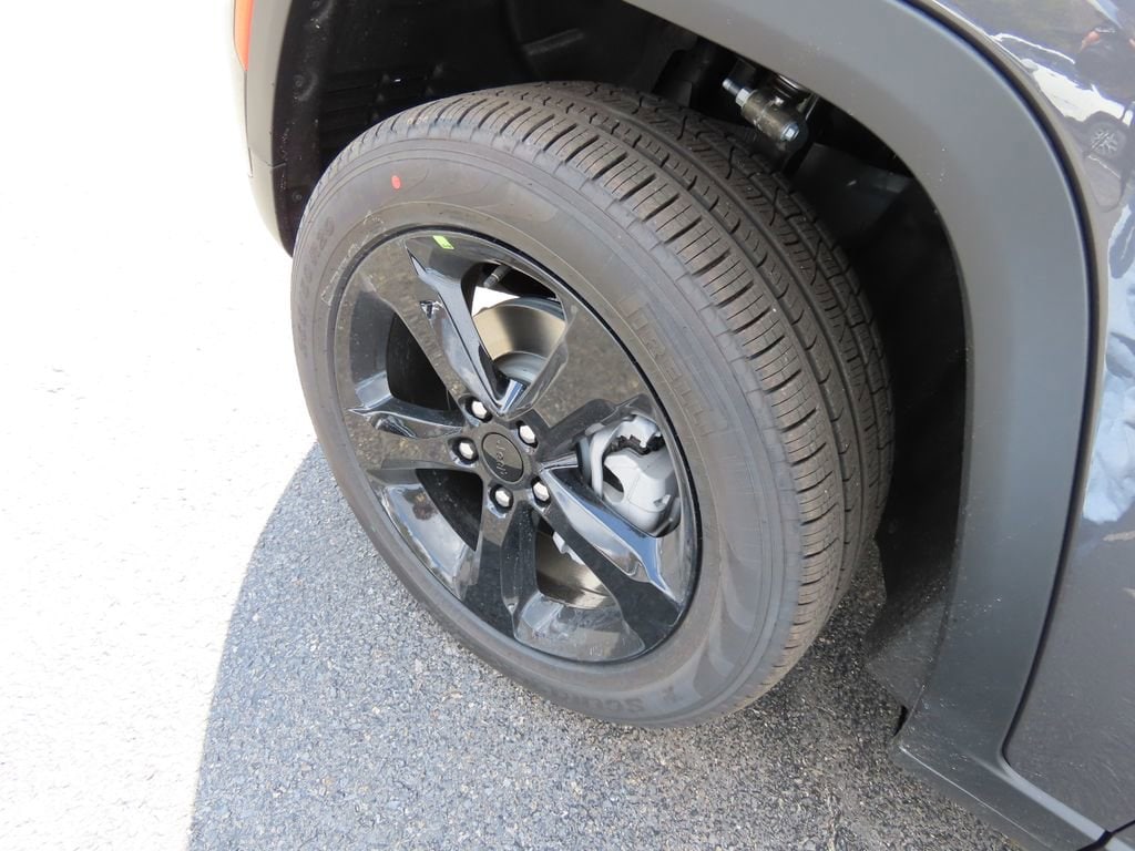 2025 Jeep Grand Cherokee Limited photo 3