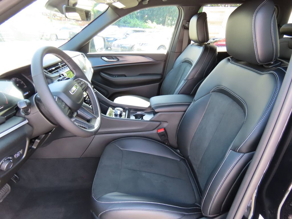 2025 Jeep Grand Cherokee Laredo photo 3