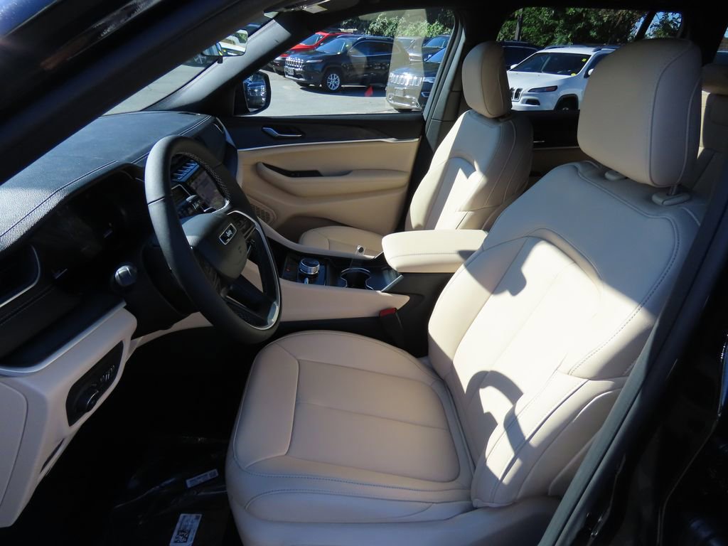 2025 Jeep Grand Cherokee Limited photo 3