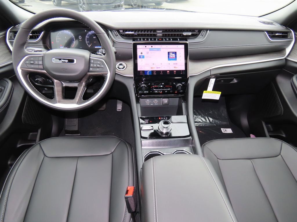 2025 Jeep Grand Cherokee Limited photo 2