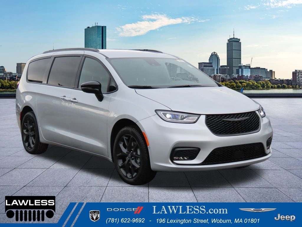 2026 Chrysler Pacifica Select's photo